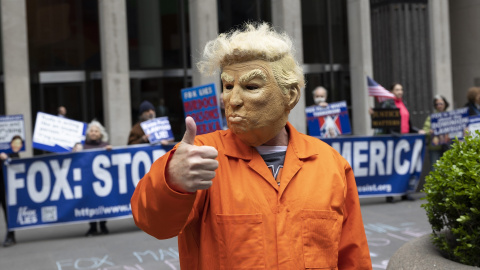 Una persona disfrazada de Donald Trump y un traje de presidiario durante una manifestación frente a Fox News Channel, en respuesta a la demanda de Dominion, a 18 de abril de 2023, Nueva York.