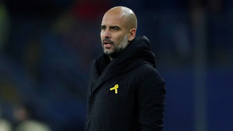 El entrenador del Manchester City, Pep Guardiola, luciendo el lazo amarillo durante un encuentro. EFE