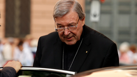 El cardenal George Pell sale de su casa en Roma, Italia.  REUTERS/Remo Casilli