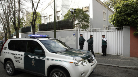 Agentes de la Unidad Central Operativa (UCO) de la Guardia Civil en el domicilio familiar del expresidente de Banesto Mario Conde, el día de su detención acusado de blanqueo de capitales. EFE/Ángel Díaz