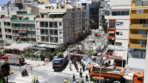 Imagen del edificio de Los Cristianos (sur de Tenerife) que se ha derrumbado parcialmente este jueves. REUTERS/Santiago Ferrero