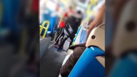 Denuncian una agresión racista a una mujer en un autobús de Madrid: "Vete a tu país"