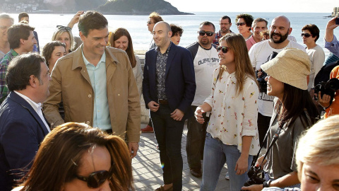 El secretario general del PSOE, Pedro Sánchez saluda a un grupo de personas durante un paseo por San Sebastián./ EFE/Javier Etxezarreta.