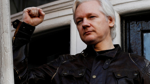 19/05/2017 - El fundador de WikiLeaks en el balcón de la Embajada de Ecuador en Londres, Gran Bretaña, el 19 de mayo de 2017 | REUTERS/ Peter Nicholls