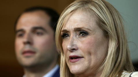 El líder de Ciudadanos, Ignacio Aguado, y la presidenta de la Comunidad, Cristina Cifuentes, en la rueda de prensa en la que anunciaron su pacto de investidura. Archivo EFE