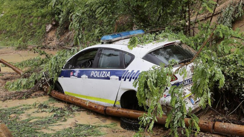 19/05/2019 - Un vehículo de la Policía municipal de Lezo, atrapado por las inundaciones en la carretera GI-3440, entre Lezo y Pasajes de San Juan | EFE/ Gorka Estrada