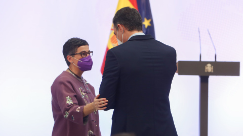 La exministra de Exteriores Arancha González Laya conversa con el presidente del Gobierno, Pedro Sánchez, tras un acto en Moncloa, a 10 de marzo de 2021.