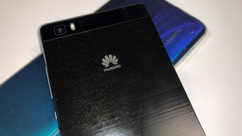 Dos teléfonos Huawei funcionando. PÚBLICO