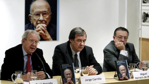 Raúl Morodo, exembajador de España en Venezuela (izquierda), junto a Jorge Carrillo, uno de los hijos de Santiago Carrillo, y Miguel Herrero de Miñón durante la presentación de un libro. EFE/Archivo