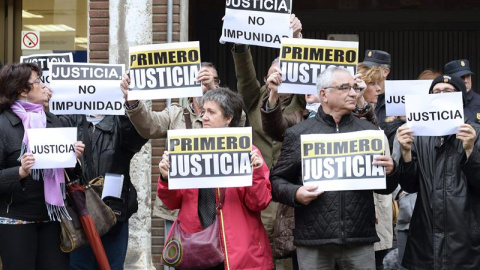 Miembros de la Federación de Asociaciones Vecinales "Antonio Machado", a las puertas de los juzgados de Valladolid. EFE/Nacho Gallego