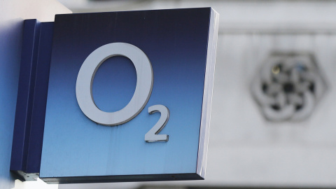 El logo de la operadora de telefonía móvil O2, filial de Telefónica, en una tienda en Londres REUTERS