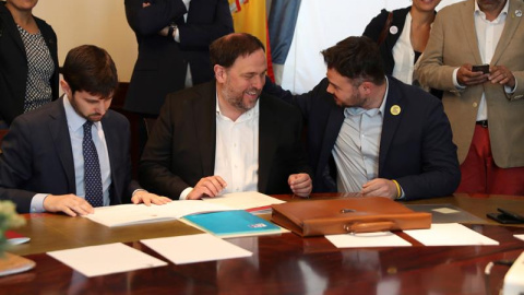 Oriol Junqueras conversa con Gabriel Rufián en el Congreso de los Diputados, a donde ha llegado desde la cárcel de Soto del Real para tramitar su acta parlamentaria. - EFE