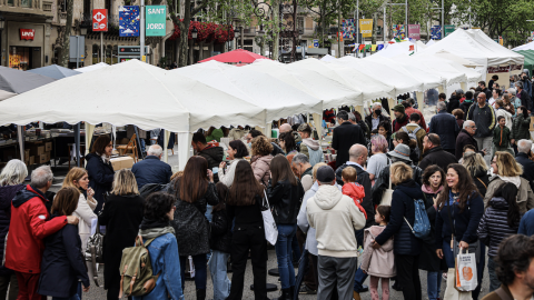 19-4-2023 Cues a les parades del centre de Barcelona durant la diada de Sant Jordi de l'any passat