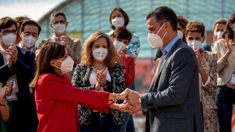 El presidente del Gobierno y Secretario General del PSOE, Pedro Sánchez, saluda a la alcaldesa de Paris y candidata a la presidencia de la República, Anne Hidalgo, a su llegada a las instalaciones de la Feria de València.