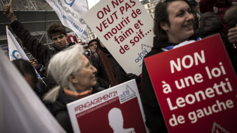 Miembros de la Asociación por el Derecho a Morir con Dignidad se manifiestan en París. EFE