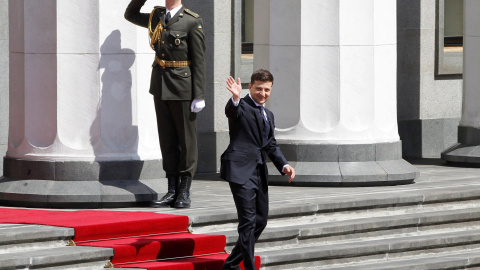 20/05/2019 - El presidente de Ucrania saluda a su salida del Parlamento tras jurar el cargo en el Parlamento ucraniano o Rada Suprema, en Kiev (Ucrania) | EFE/ Stepan Franko