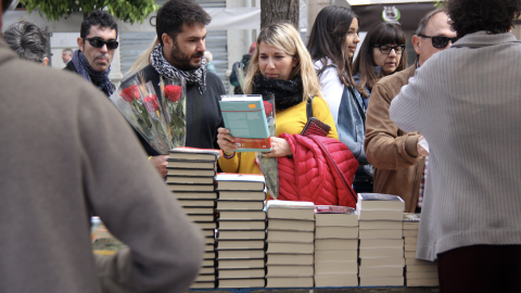 19-4-2023 Una parella remenant llibres en una de les parades instal·lades a la Rambla Nova de Tarragona en una imatge d'arxiu