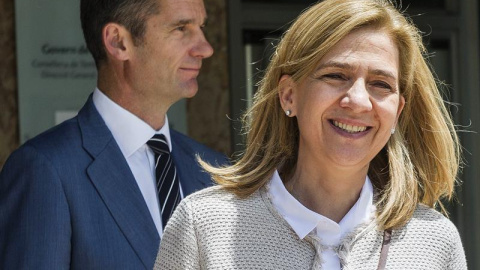 La infanta Cristina y su marido, Iñaki Urdangarin, a la salida de la sede de la Escuela Balear de la Administración Pública (EBAP) de Palma tras asistir a la presentación de las conclusiones del juicio del caso Nóos. EFE/Cati Cladera