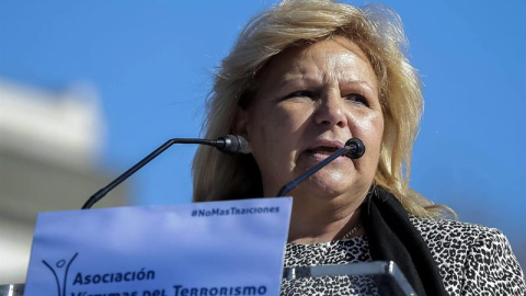 La presidenta de la Asociación de Víctimas del Terrorismo (AVT), Ángeles Pedraza, durante su intervención en la protesta que ha tenido lugar hoy, en la madrileña plaza de Colón, contra el Gobierno por sus incumplimientos electorales y por u