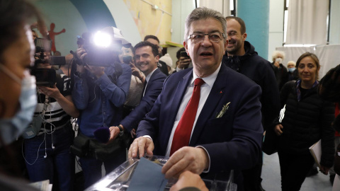 El candidato presidencial del partido La France Insoumise (LFI), Jean-Luc Melenchon, emite su voto en un colegio electoral para la primera ronda de las elecciones presidenciales francesas en Marsella, Francia, el 10 de abril de 2022.El cand