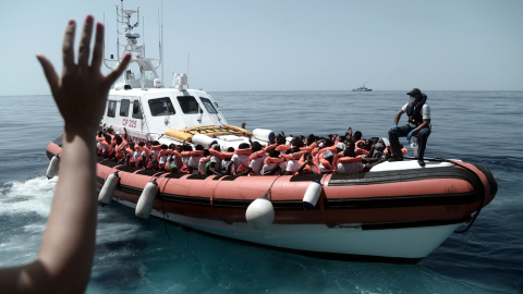 El traslado de 400 personas desde el Aquarius hasta los barcos de la guardia costera italiana y la Marina italiana.Kenny Karpov/SOS Meditérranée/MSF