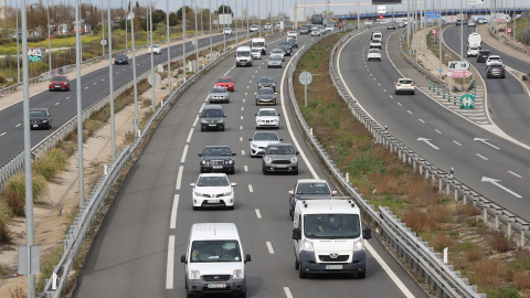 Aspecto que presenta el tráfico en el kilómetro 20 de la A-5, este viernes en Madrid. Tras dos años en los que la pandemia del coronavirus ha condicionado la Semana Santa por las restricciones a la movilidad, la Dirección General de Tráfico