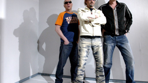 Los miembros del grupo musical español La Unión Mario Martínez (I), Rafa Sánchez (C) y Luis Bolín (D) posan antes de una conferencia de prensa en presentación de su gira latinoamericana el 07 de marzo de 2005 en la ciudad de México.