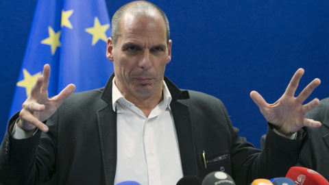 El ministro griego de Finanzas, Yanis Varoufakis, durante la rueda de prensa tras la reunión del Eurogrupo extraordinario en Bruselas en la que se acordó una prórroga de cuatro meses al rescate heleno. REUTERS/Yves Herman