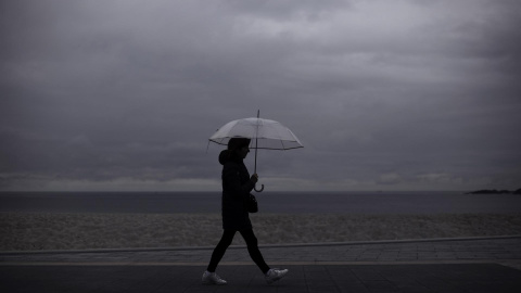 Una mujer caminaba este viernes por el paseo marítimo de A Coruña el 8 de abril de 2022