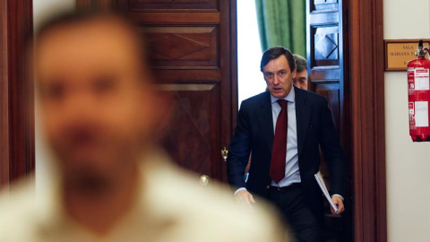 El portavoz del PP, Rafael Hernando, al término de la reunión de la Junta de Portavoces celebrada hoy en el Congreso. EFE/Emilio Naranjo