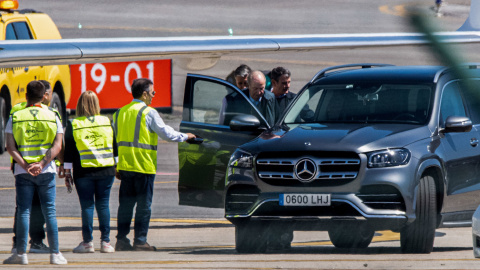 Juan Carlos I a su llegada al aeropuerto de Peinador, en Vigo, a 19 de abril de 2023.