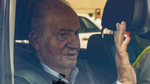 El rey emérito Juan Carlos I saluda a su llegada al domicilio de su amigo y anfitrión Pedro Campos en Sanxenxo.