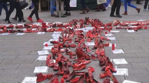 Cruz formada en la Puerta del Sol por la asociación Ve-La Luz contra violencia de género. E.P.