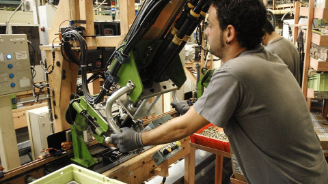 Un operario manipula una máquina en su puesto de trabajo en la factoría que la empresa Renault. EFE