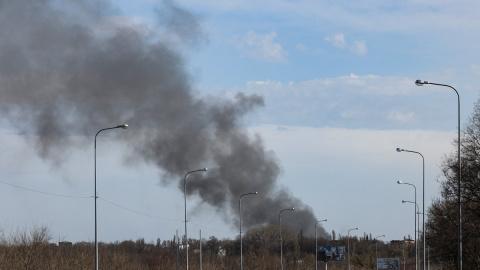 10/04/2022 Una columna de humo se eleva desde el aeropuerto de Dnipro