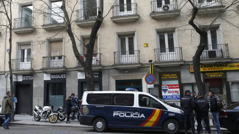 Agentes de la Policía Nacional a las puertas de la sede del sindicato Manos Límpias, con motivo del registro llevado a cabo hoy por la Unidad de Delincuencia Económica y Fiscal. La UDEF de la Policía investiga a Manos Limpias y a Ausbanc po