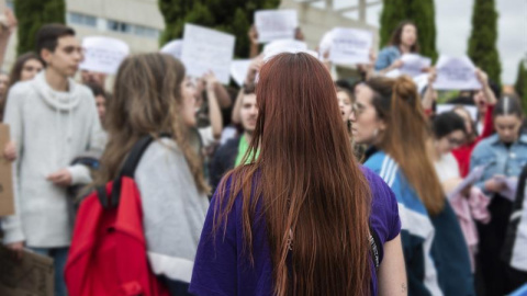 08/06/2018.- Estudiantes de Bachillerato se manifiestan frente a la Facultad de Filosofía y Letras del Campus de Cáceres después de que la Universidad de Extremadura (UEx) haya decidido repetir varios exámenes de la Evaluación para el Acces