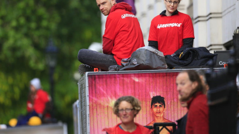 20/05/2019.- Activistas de Greenpeace bloquean la sede de BP en Londres para exigir el fin de las exploraciones petrolíferas. TWITTER/@GreenpeaceUK