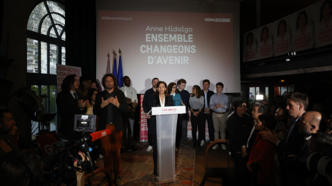 La alcaldesa de París y candidata presidencial del Partido Socialista Francés (PS), Anne Hidalgo, pronuncia un discurso después de los resultados de la primera ronda de las elecciones presidenciales francesas en París, Francia, el 10 de abr