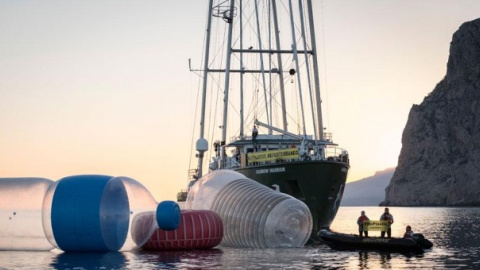 Acción de Greenpeace contra el vertido de plásticos al mar.