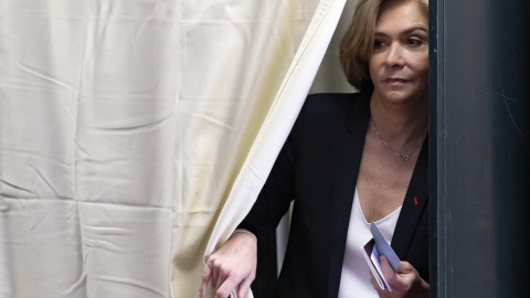 Valerie Pecresse, candidata del partido derechista Les Republicains (LR) para las elecciones presidenciales de 2022, sale de una cabina para emitir su voto en un colegio electoral en la primera ronda de las elecciones presidenciales frances