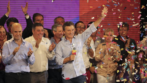 El alcalde de Buenos Aires, Mauricio Macri (c), festeja junto Horacio Rodríguez Larreta (i) los resultados electorales. /EFE