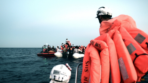 Rescate de una embarcación de migrantes en aguas del Mediterráneo central.- REUTERS