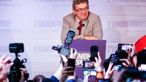 El candidato presidencial del partido La France Insoumise (LFI), Jean-Luc Melenchon (C), pronuncia un discurso después de los resultados de la primera vuelta de las elecciones presidenciales francesas en París, Francia, el 10 de abril de 20