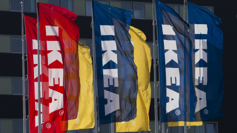 Las banderas con el logo de IKEA ondean frente a la sede de Delft, Holanda. REUTERS/Yves Herman