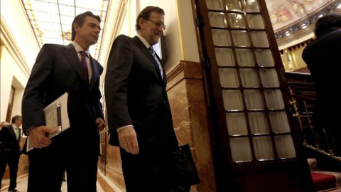 El presidente del Gobierno en funciones, Mariano Rajoy, junto al ya exministro de Industria, José Manuel Soria. EFE