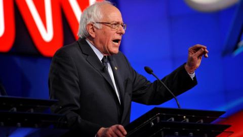 El demócrate Bernie Sanders, respondiendo acaloradamente durante el debate. EFE