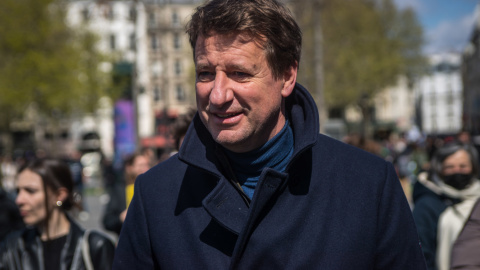 El candidato presidencial del Partido Verde (EELV), Yannick Jadot (centro), participa en una manifestación de la Marcha del Clima contra el calentamiento global, en París, Francia, el 09 de abril de 2022.