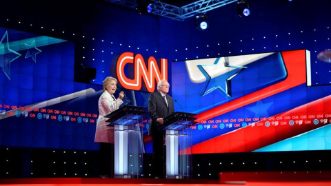 Debate demócrata entre Hillary Clinton y Bernie Sanders en Brooklyn, Nueva York. EFE