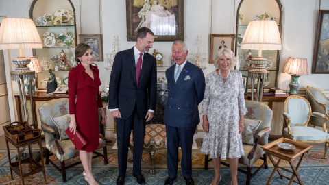 Fotografía del rey Felipe VI y la reina Letizia con el príncipe Carlos de Inglaterra y Camilla. /REUTERS